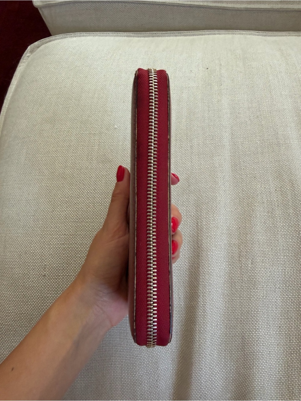 Gucci Red Zip Around Wallet with Gold Logo Charm - Picture 6 of 8